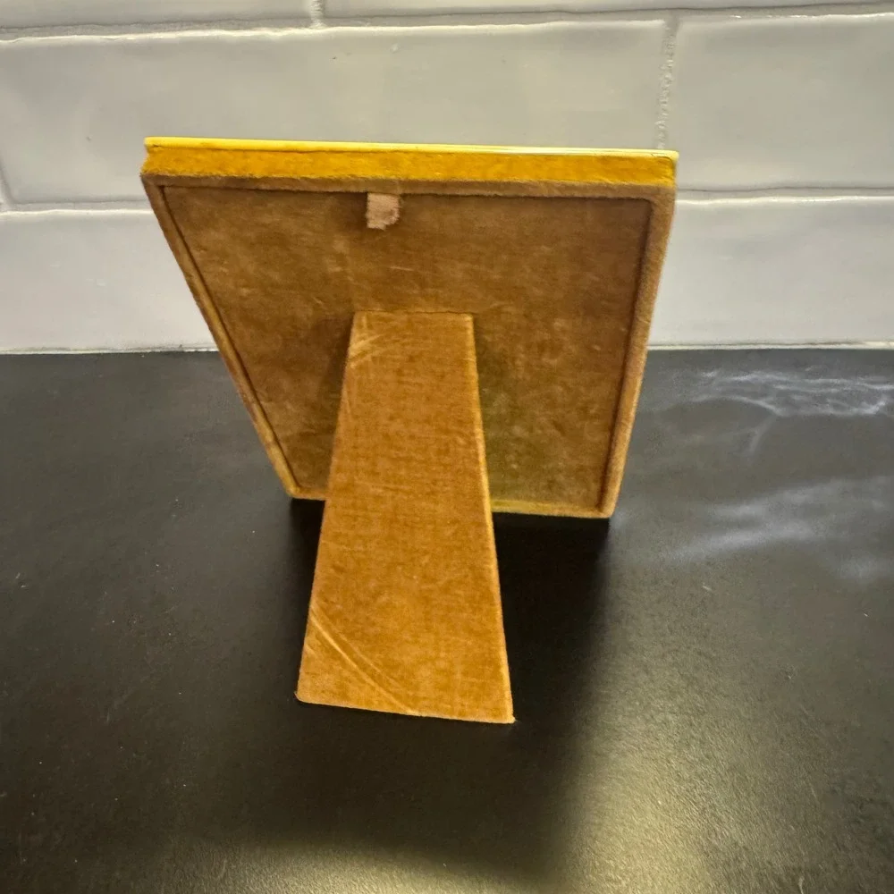 Vintage Picture Frame Home Decor 4.5x5.5 Yellow Oval Ribbed Textured B-17